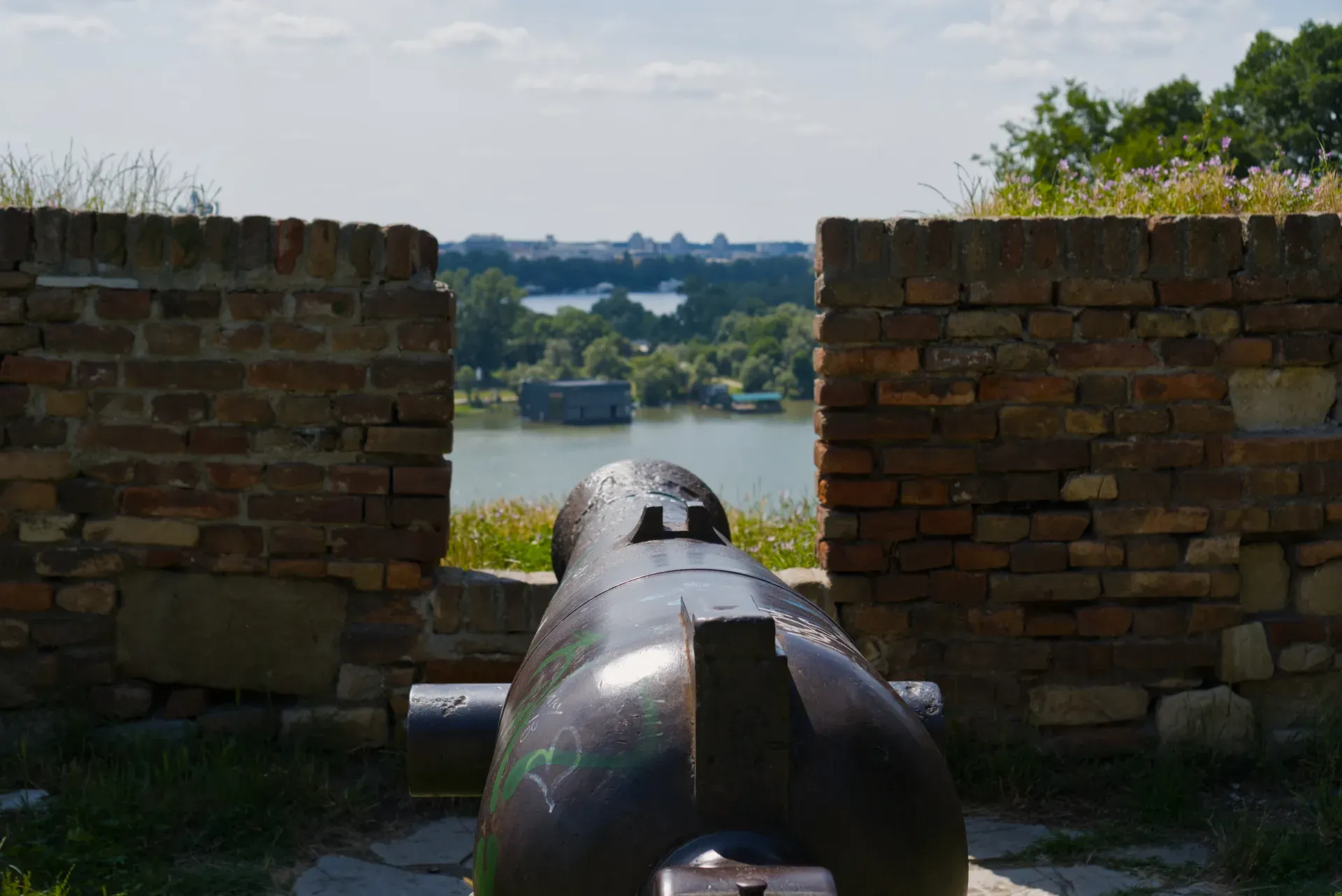 Vista del río Sava desde los antiguos muros de ladrillo de la Fortaleza de Kalemegdan en Belgrado.