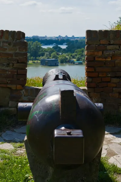 Kalemegdan-Kanone vor dem Fluss Save in Belgrad, Serbien, bei Sonnenuntergang.