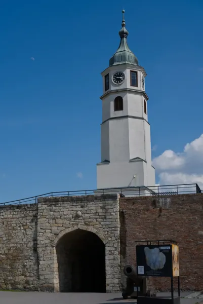 Uhrturm der Festung Kalemegdan in Belgrad vor blauem Himmel.