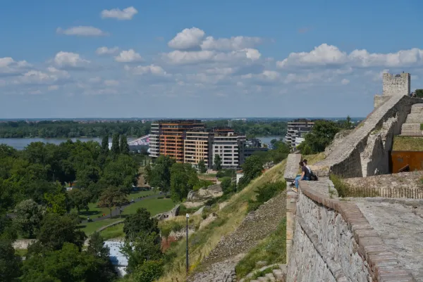 Blick von den Mauern des Kalemegdan auf die Mündung von Save und Donau, mit moderner Architektur im Hintergrund.