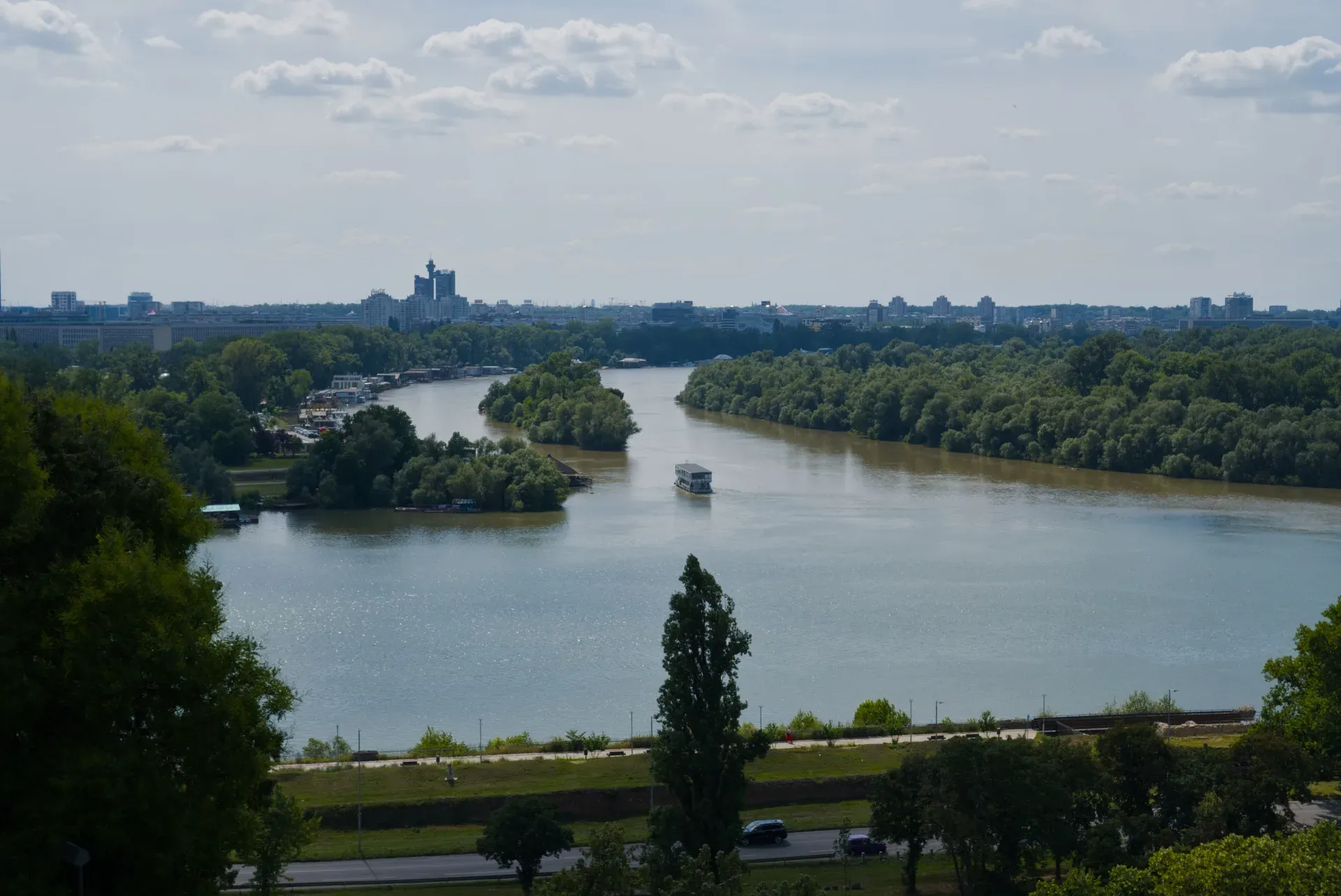 Vue du confluent des rivières Save et Danube avec la silhouette du Nouveau Belgrade à l'horizon, comme une estampe d'art parfaite.