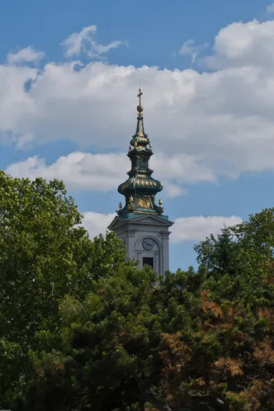 Tour de l'Église de l'Archange Saint-Michel à Belgrade, vue depuis Kalemegdan, sur fond de ciel nuageux.