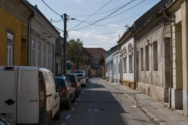 Piktoreksna ulica Zemuna u Beogradu sa kućama u nizu i parkiranim automobilima, idealna za uređenje enterijera.