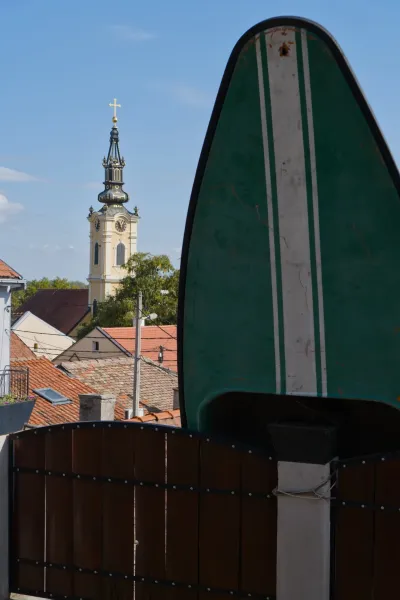 Zemun, Beograd: Portretna fotografija istorijskog crkvenog tornja na pozadini plavog neba.