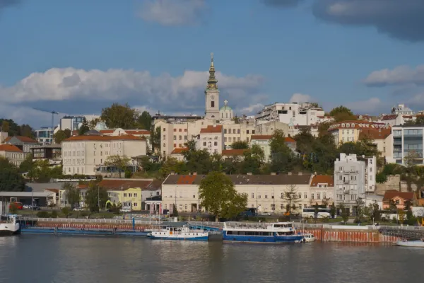 Pogled na Beograd, Srbija, sa Crkvom Arhangela Mihaila i Brankovim mostom, reka Dunav