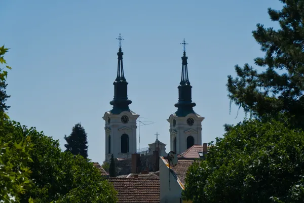 Due torri campanarie della Chiesa di San Nicola a Sremski Karlovci, Serbia, su un cielo azzurro limpido.