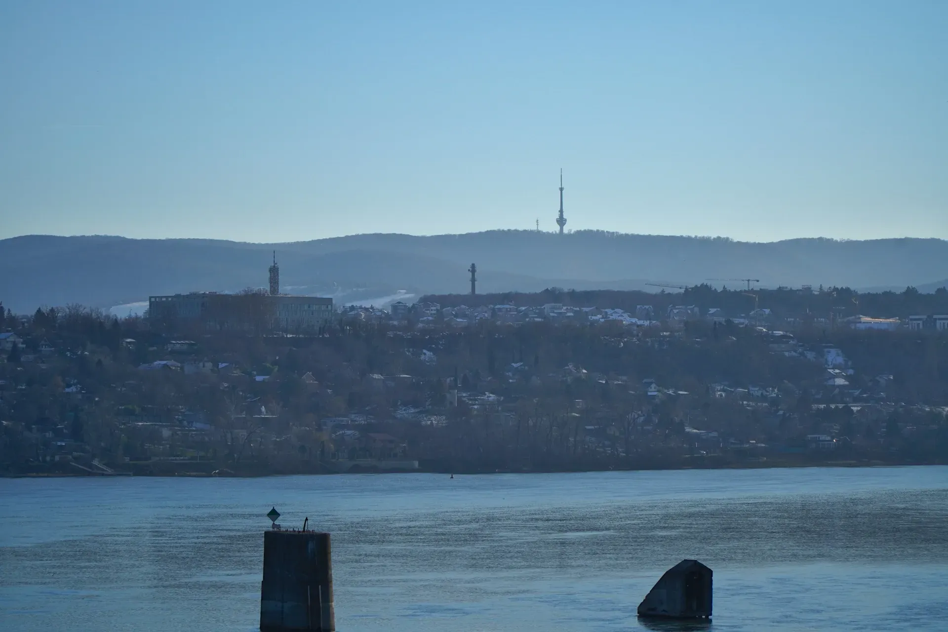 Vue sur le Fruška Gora et la tour de télévision depuis le pont de Petrovaradin, Serbie, avec la rivière au premier plan.