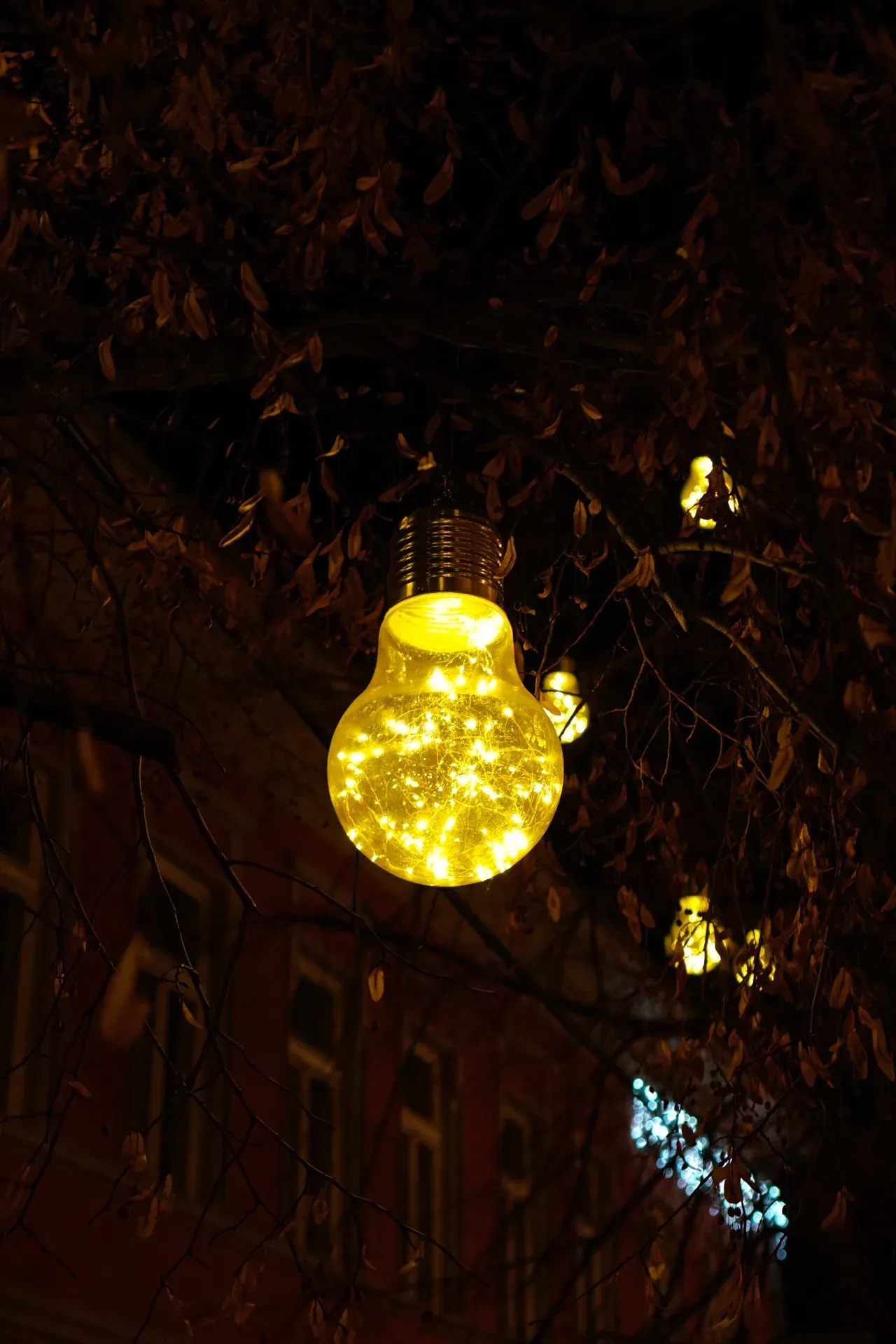 Illumination du Nouvel An sous forme d'une ampoule avec des lumières chaudes dans la rue Jovana Jovanovića Zmaja à Novi Sad.