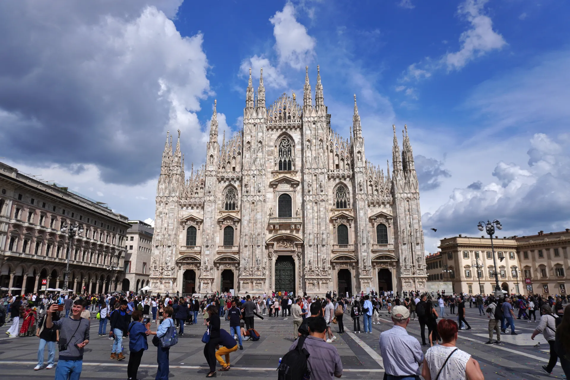 Širok kadar Milanske katedrale sa gomilom ljudi na Trgu Duomo u Milanu, Italija.