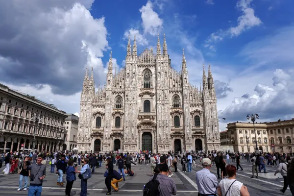 Una toma panorámica de la Catedral de Milán con una multitud en la Piazza del Duomo en Milán, Italia.