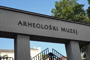The sign of the Archaeological Museum in Zagreb, Croatia, reading "ARHEOLOŠKI MUZEJ".